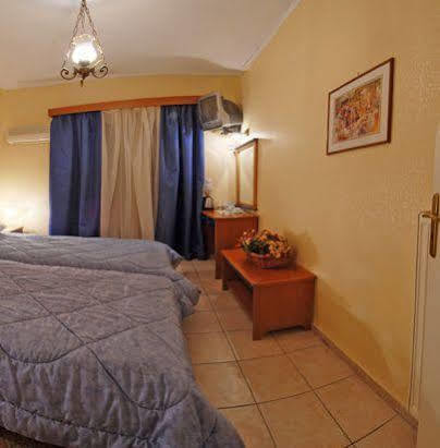 Hotel Marily ปีร์กอส ภายนอก รูปภาพ